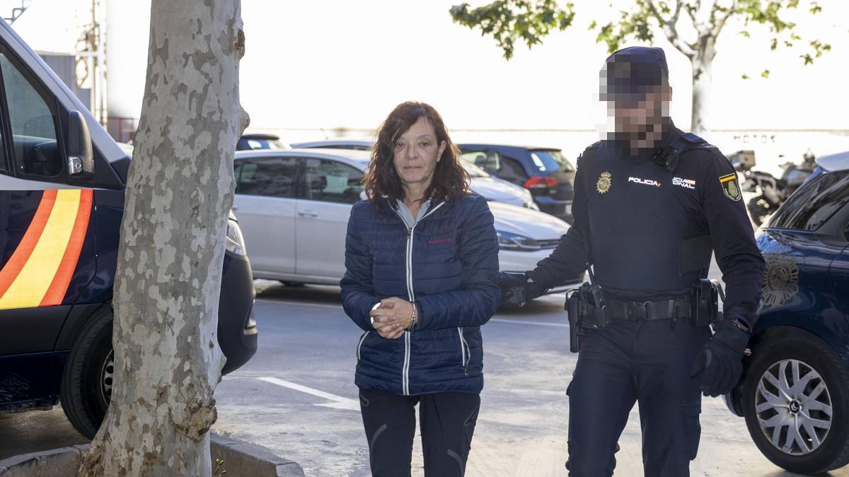 La detenida, custodiada por la Policía en el juzgado de Palma.