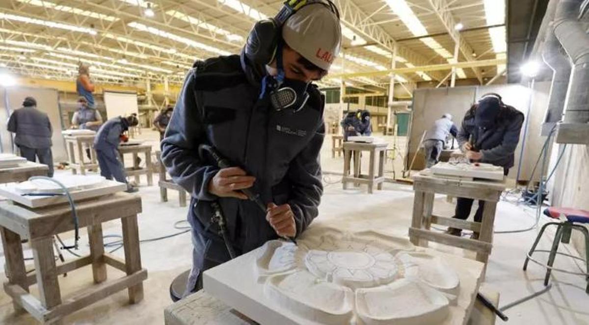 Alumnos de la Escola de Cantería, en los talleres