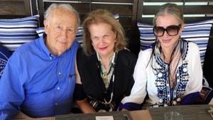 Carmen Blázquez, en el centro, con su marido y su hija.