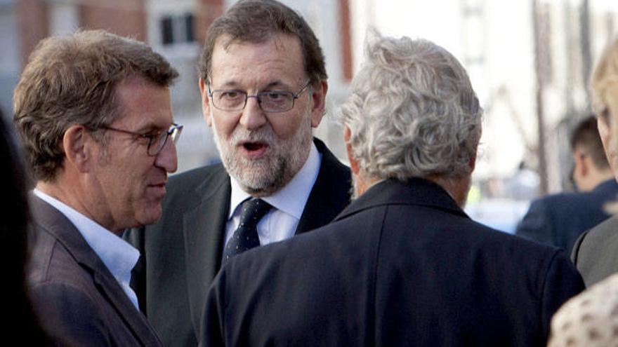 Mariano Rajoy junto a Núñez Feijóo, hoy en O Porriño. // EFE