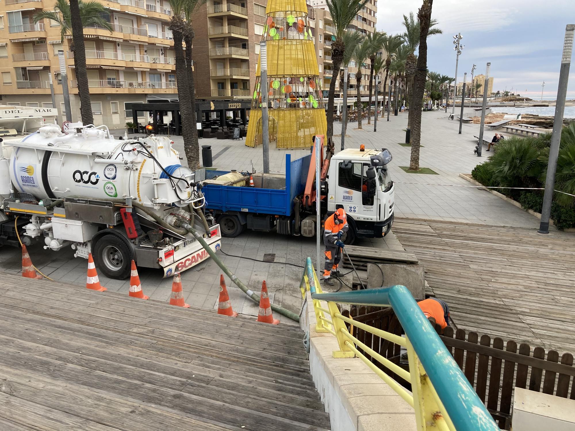 Trabajos de mantenimiento y limpieza de la estación de bombeo de aguas residuales del Hombre del Mar en el paseo de Juan Aparicio de Torrevieja