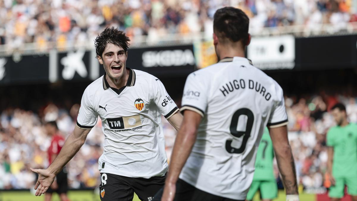 Javi Guerra y Hugo Duro celebran un gol