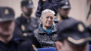 Francisca Cortés Picazo, La Paca, custodiada por policías en un juicio en la Audiencia de Palma.