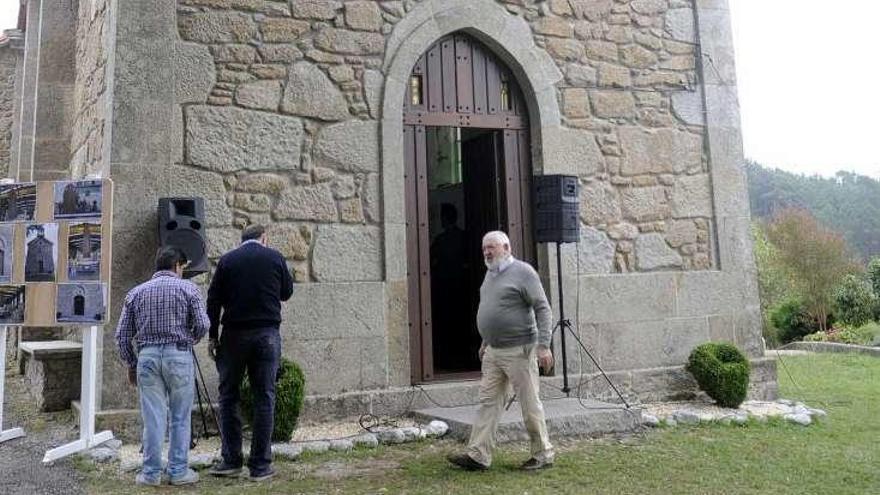 Los vecinos acudieron a ver las obras en la capilla. // Noé Parga