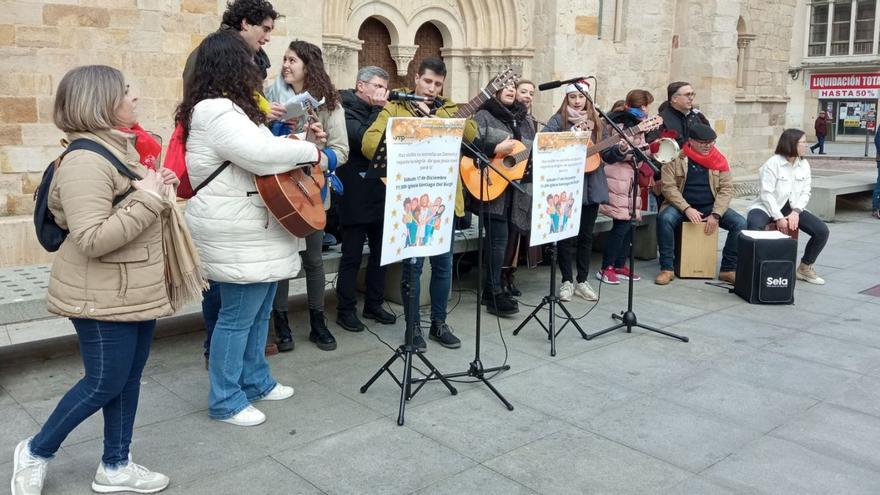 Coro de sembradores de estrellas en la pasada edición de la iniciativa, junto a Santiago del Burgo. | Cedida