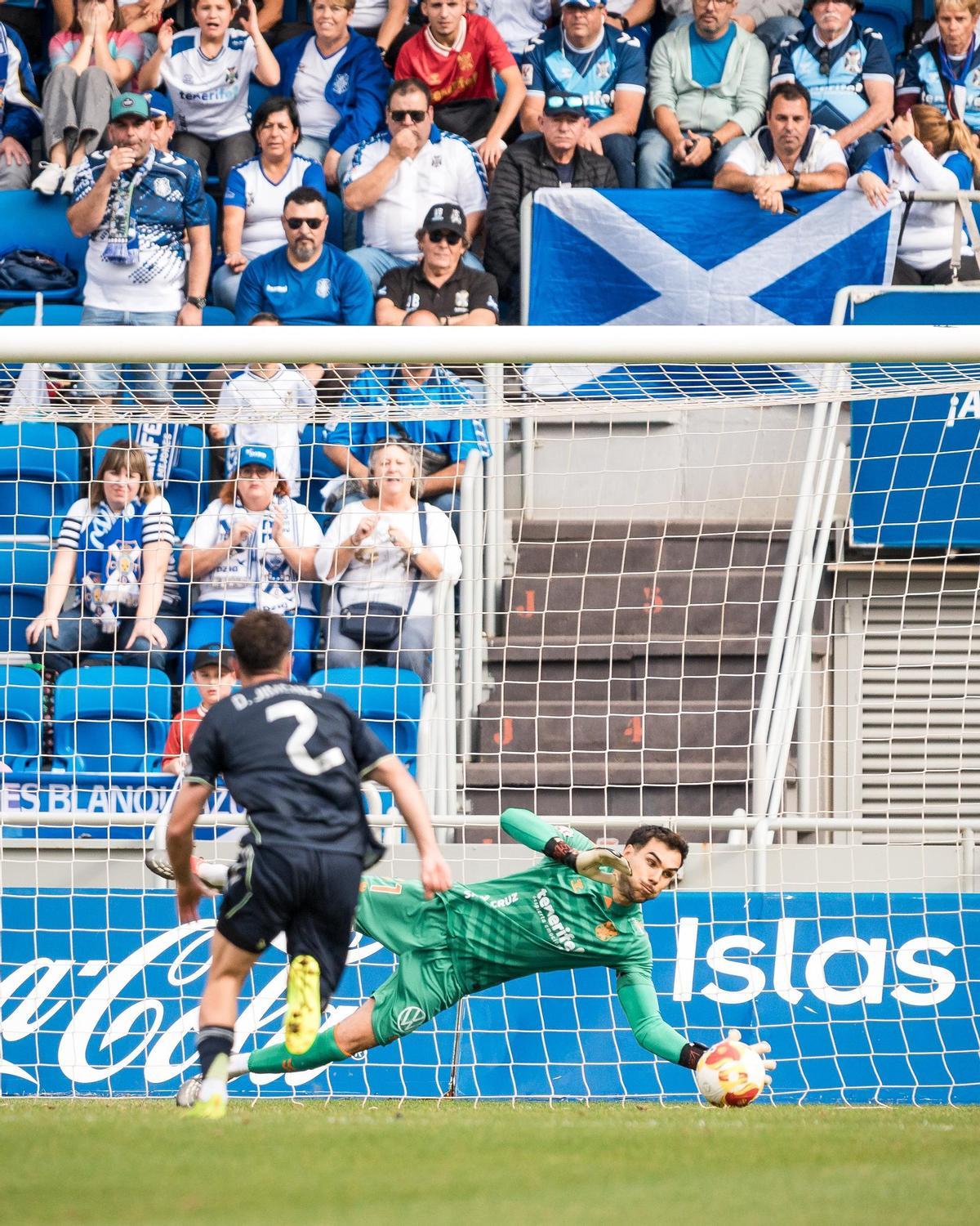 Dani Martín en el momento de parar la pena máxima ante el Castilla