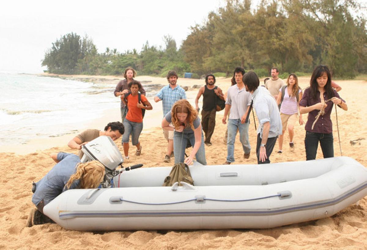 Imagen de la quinta temporada de la serie con los protagonistas en un playa de la misteriosa isla en la que ha sucedido gran parte de la trama. 