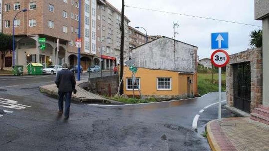 Señal que indica la nueva dirección en la calle Cordeda. / la opinión