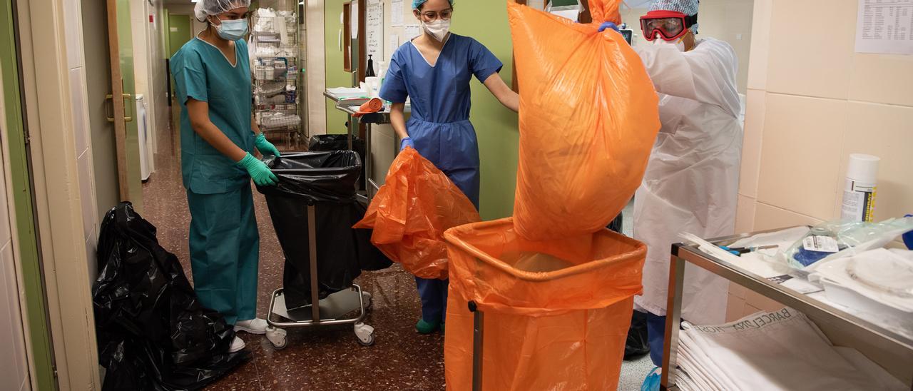 Recogida de residuos sanitarios en el Hospital Clínic, durante los meses de pandemia de covid