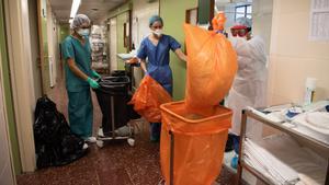 Recogida de residuos sanitarios en el Hospital Clínic, durante los meses de pandemia de covid