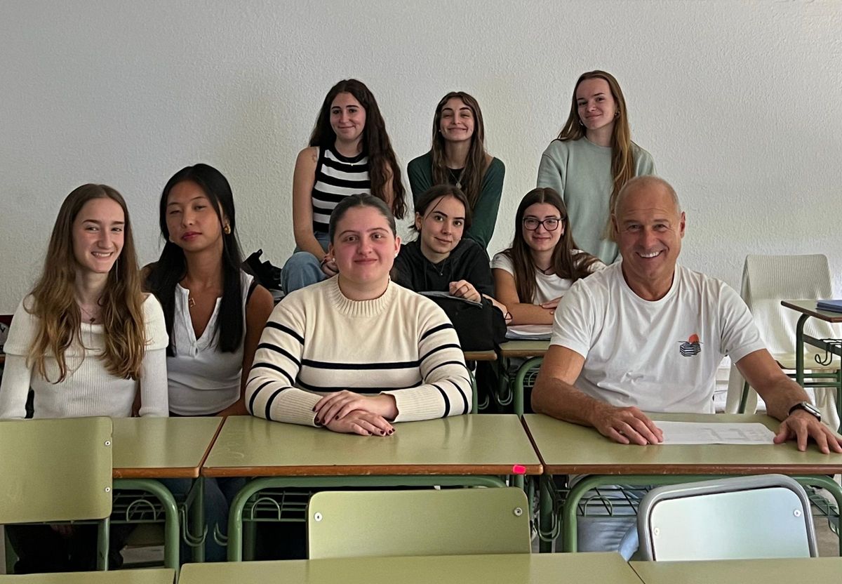 Pelayo Martínez con alumnas llaniscas participantes en uno de los proyectos.