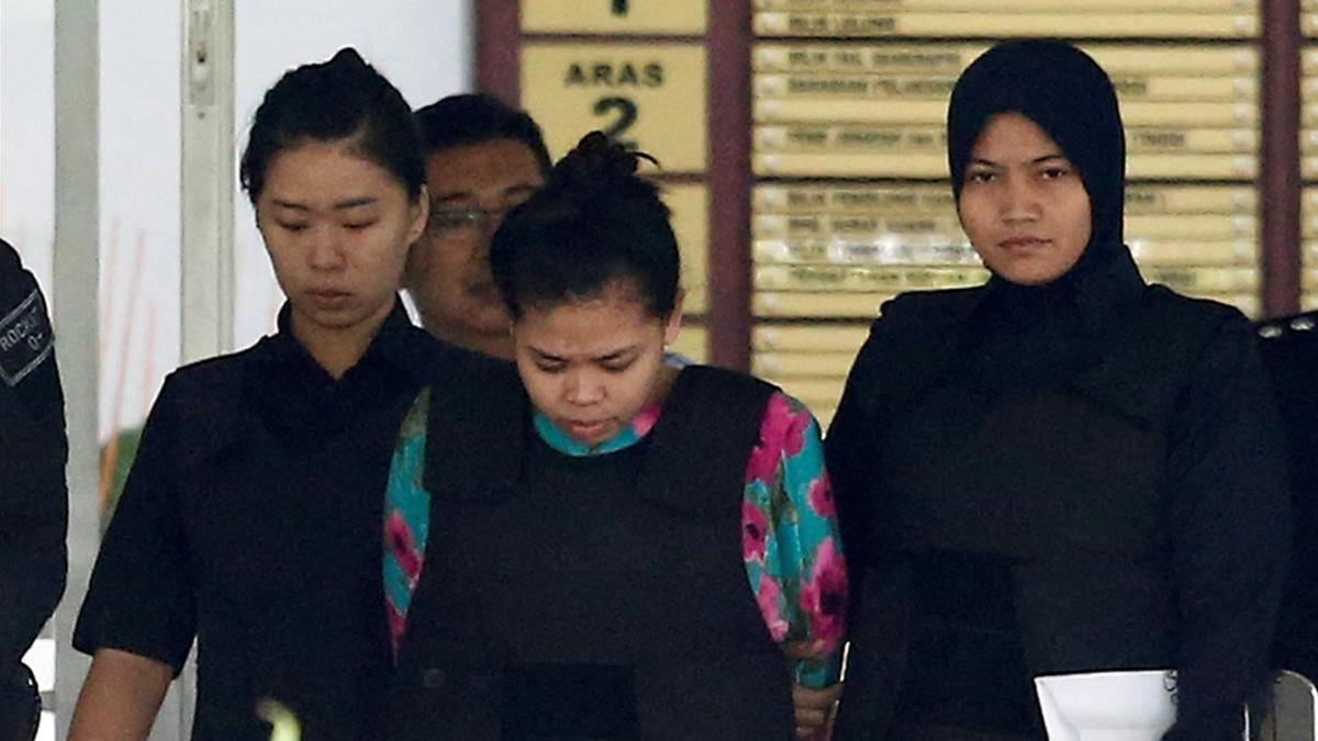 La indonesia Siti Aisyah saliendo del tribunal de Kuala Lumpur que la juzga, el 3 de octubre.
