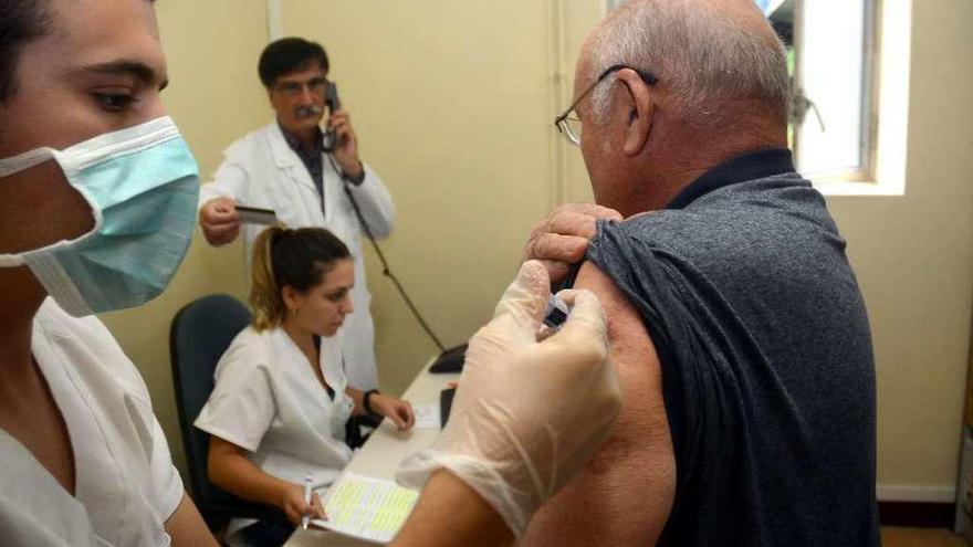 Un hombre recibe la vacuna de la gripe.