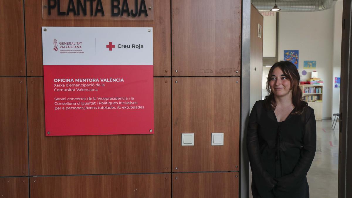 Vanesa, una joven ex tutelada en las oficinas del programa Mentora en València.