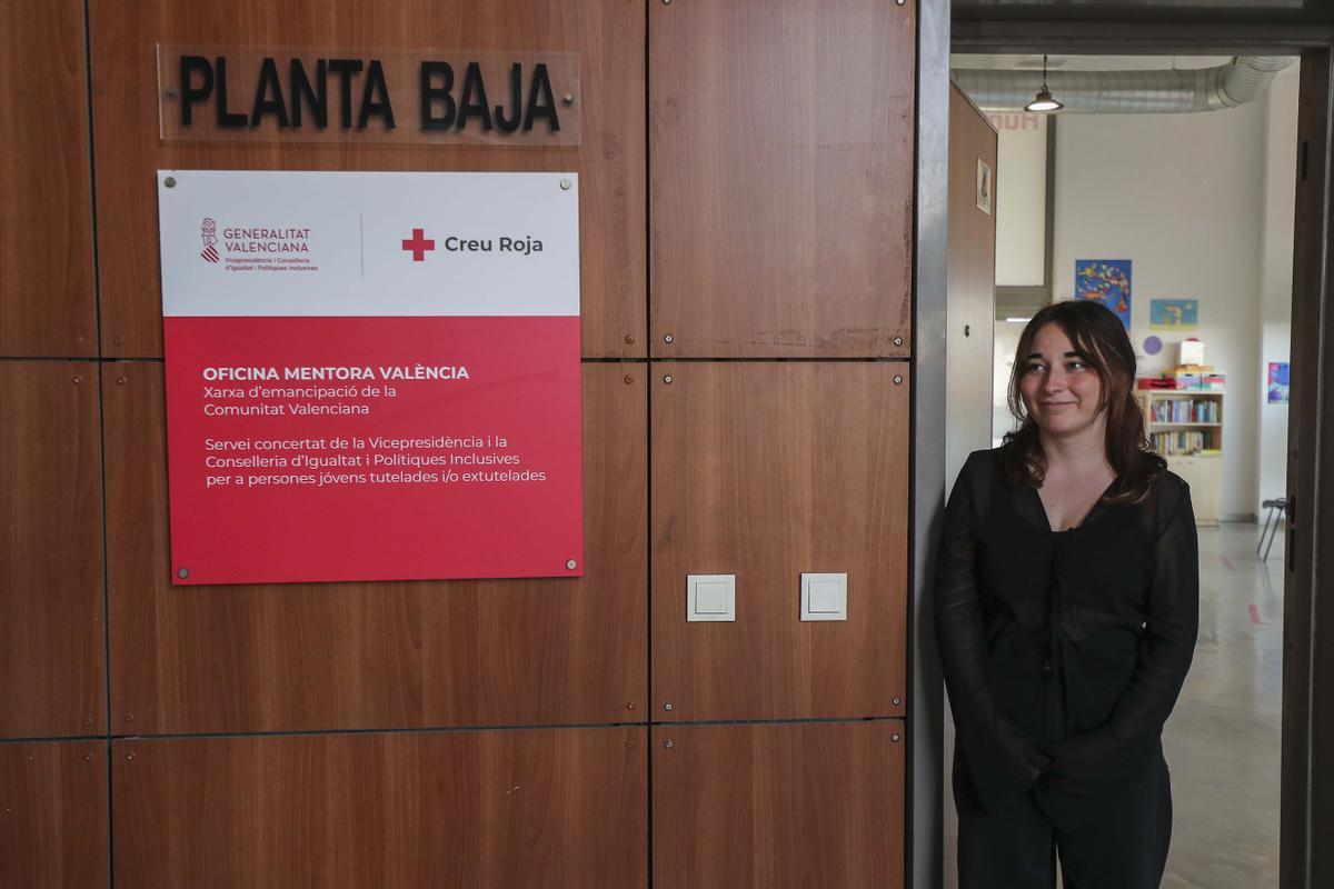 Vanesa, una joven ex tutelada en las oficinas del programa Mentora en València.