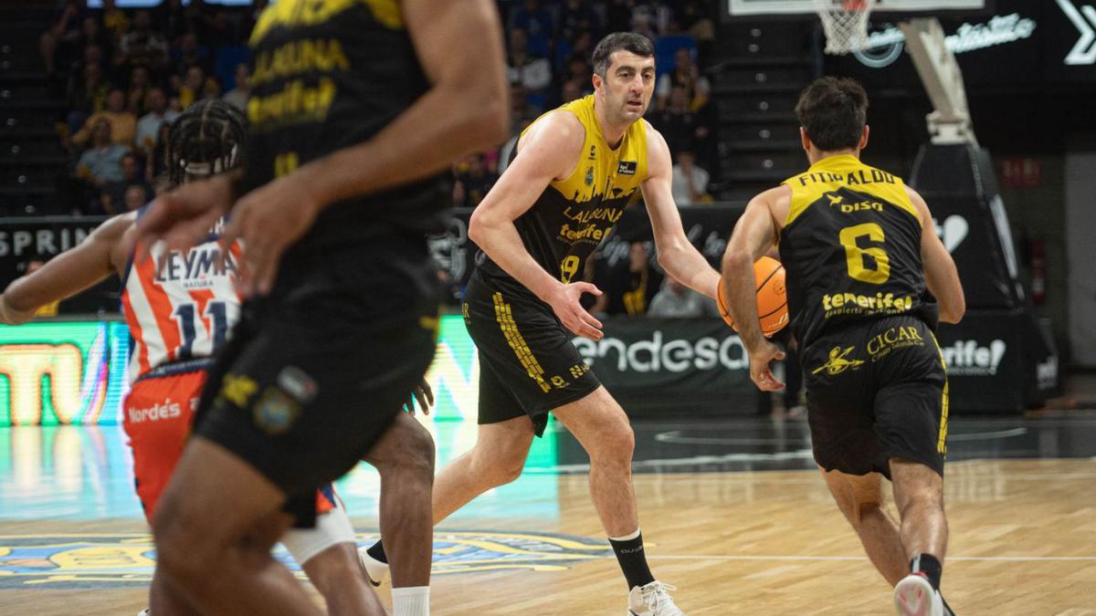 Gio Shermadini entrega el balón a Fitipaldo en una acción del partido del sábado ante el Coruña. | ARTURO JIMÉNEZ