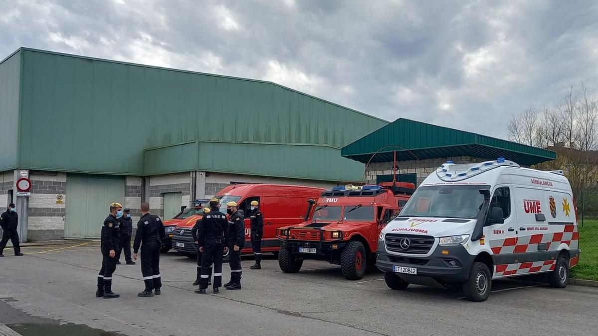 Algunos de los efectivos de la Unidad Militar de Emergencias (UME) en Arriondas  | M. VILLORIA