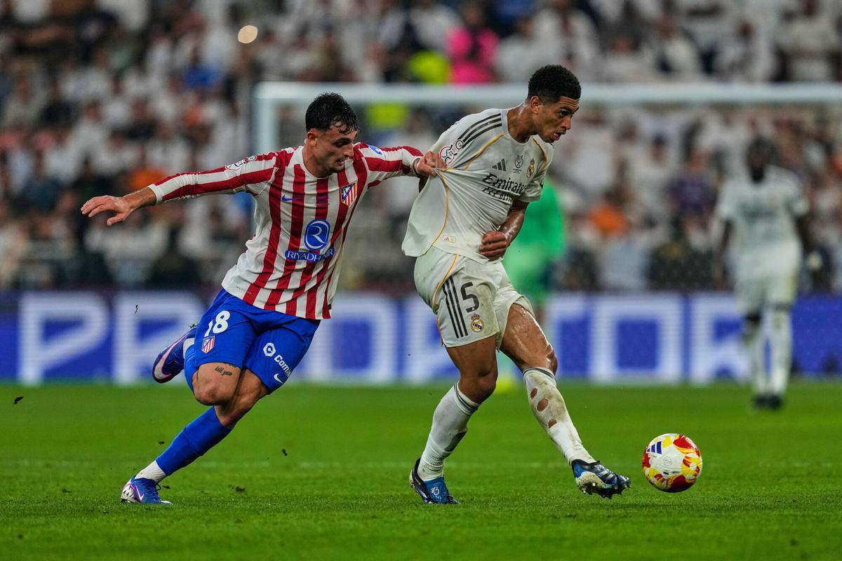 Real Madrids Jude Bellingham, right, duels for the ball with Atletico Madrids Marc Pubill during the Spanish Super Cup semifinal soccer match at King Abdullah Sports City Stadium in Jeddah, Saudi Arabia, Thursday, Jan. 8, 2026. (AP Photo/Altaf Qadri) Associate Press/ LaPresse Only Italy and Spain. EDITORIAL USE ONLY ITALY AND SPAIN