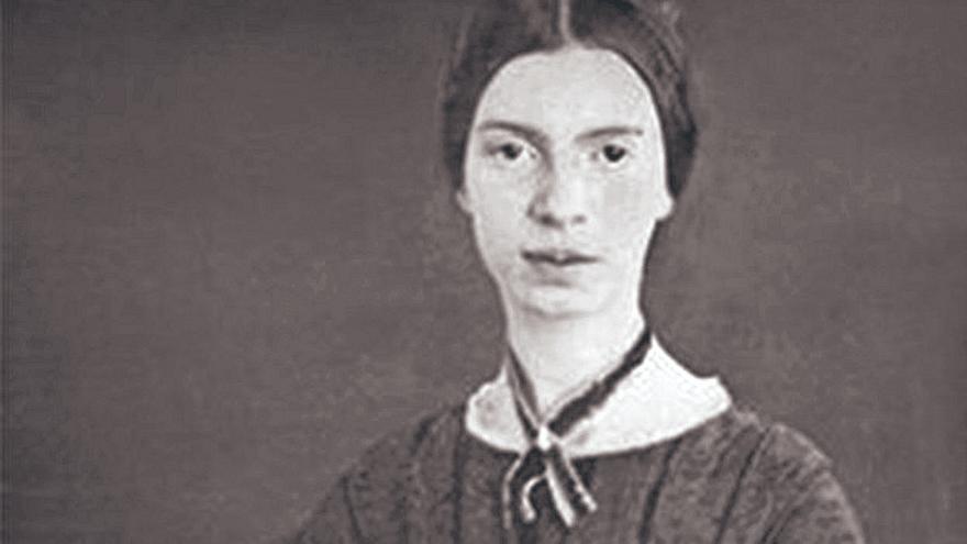 Emily Dickinson (1830-1886), traducida en Las llamas sobre el agua’  (Pre-Textos, 2016).