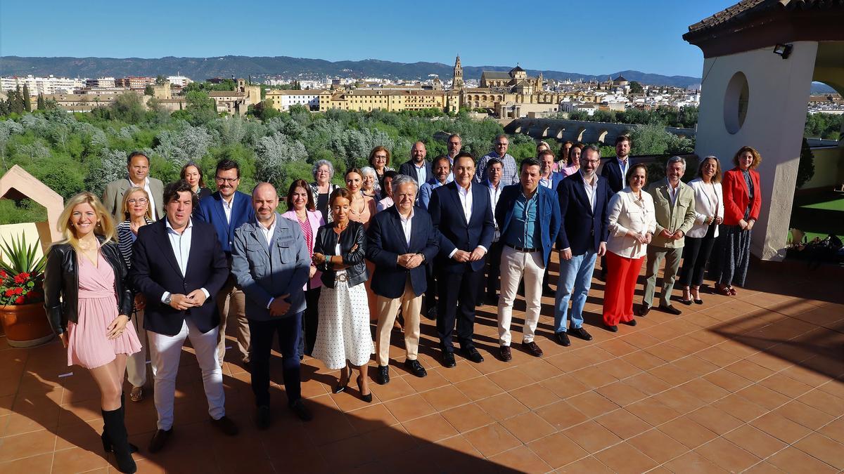 El alcalde de Córdoba, José María Bellido, posa junto al consejero Gómez Villamandos y Adolfo Molina en la presentación de la lista popular para las municipales este domingo.