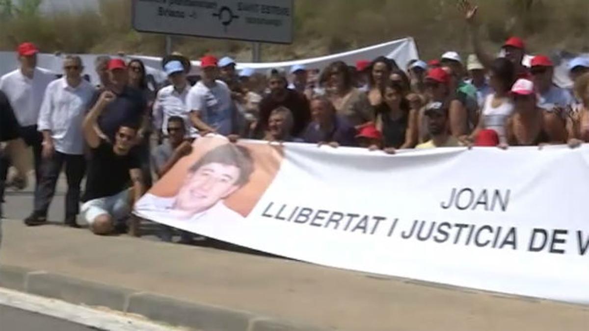 Sandro Rosell y Joan Besolí son recibidos con gritos de "libertad" en su traslado a la prisión barcelonesa de Brians 2