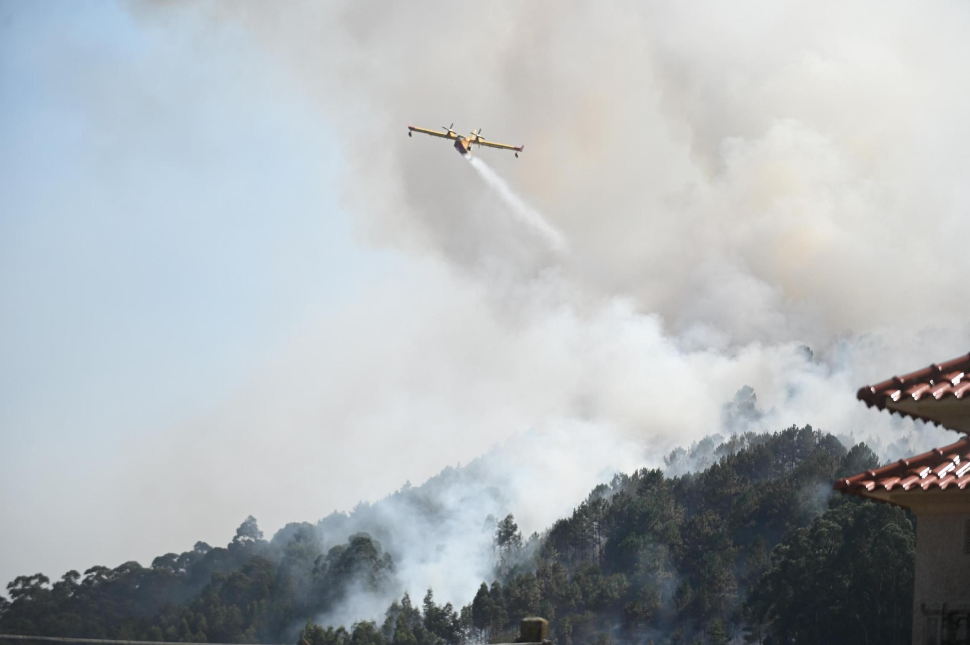 Las llamas amenzan Marín: un incendio está en activo próximo a varias viviendas