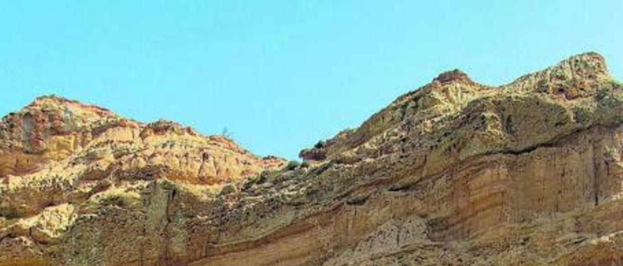 En la imagen se aprecia bien la importante erosión que sufre la base del acantilado.