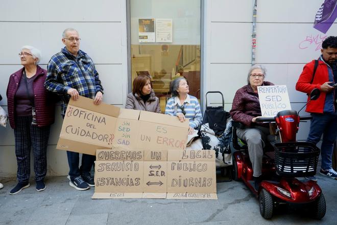 Concentración para la reapertura del SED Plaza América frente oficina del cuidador en Alicante
