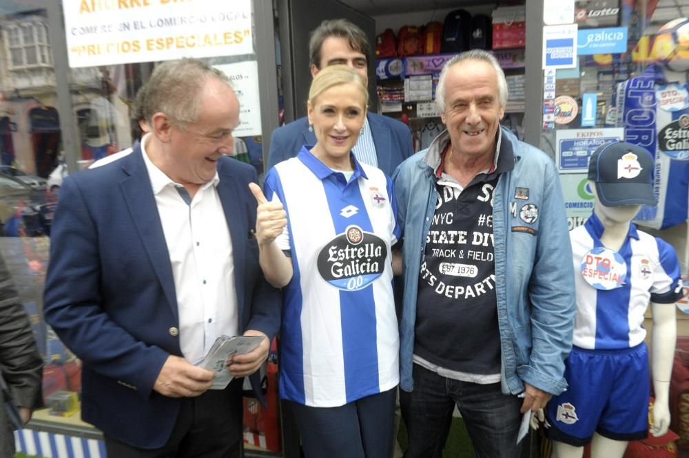 25S | Cristina Cifuentes se pasea por la plaza de Lugo con líderes del PP coruñés