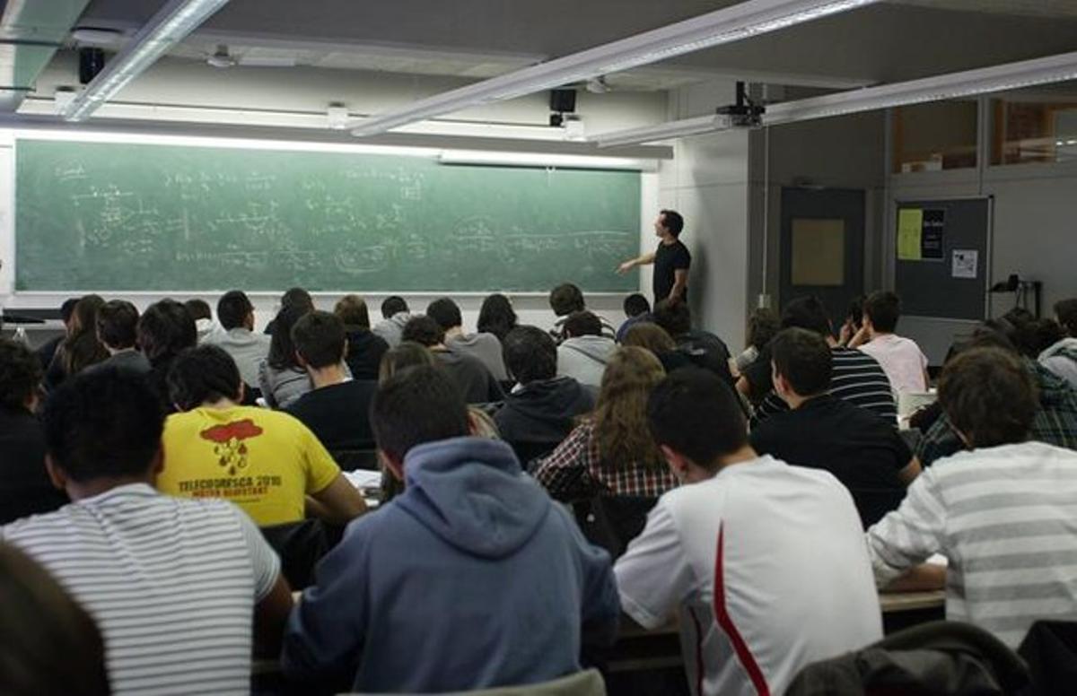 Alumnes de la UPC estan atents a les explicacions d’un professor.