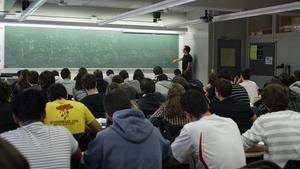 Alumnes de la UPC estan atents a les explicacions d’un professor.