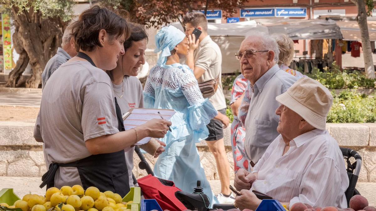 Los guías de Esment ayudan a cargar la compra a quien lo necesite