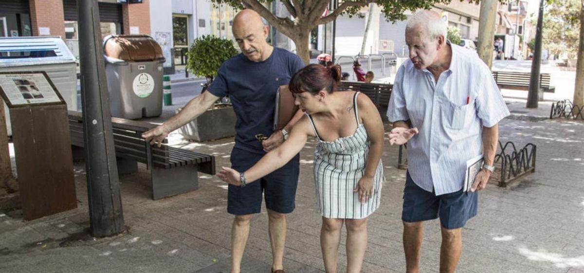 El presidente del Cercle, en verano de 2019, pidiendo a la edil de Cultura abrir el refugio. | ALEX DOMÍNGUEZ