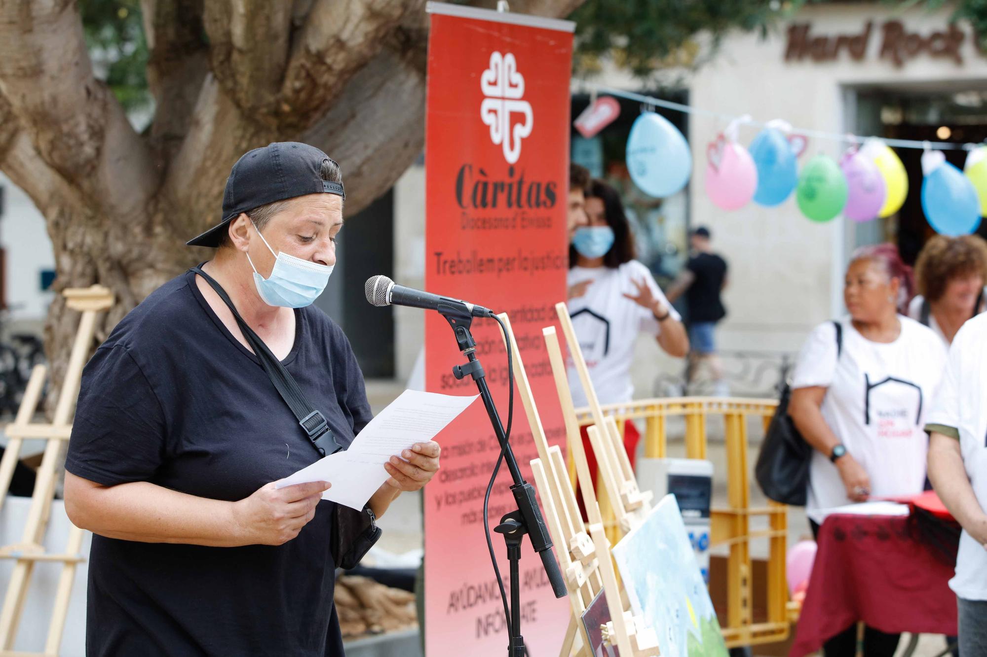 Concentración en Vara de Rey para reclamar más recursos para las personas sin hogar en Ibiza