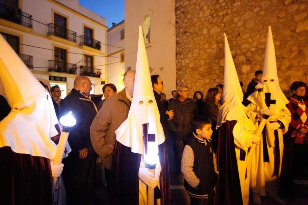 La cofradía de nuestra señora de la piedad de Sant Elm condujo la procesión del Santísimo Cristo de la Sangre