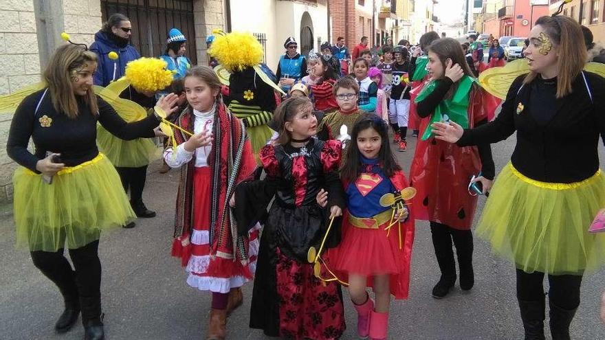 El colegio Virgen del Canto abandona las aulas y llena las calles de colorines