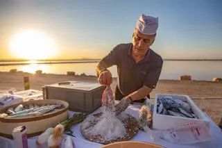 Sol, sal y salazones en la laguna rosa de Torrevieja