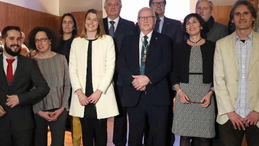 Ríos (3º d.), presidente de la institución, con los premiados. // X. Álvarez