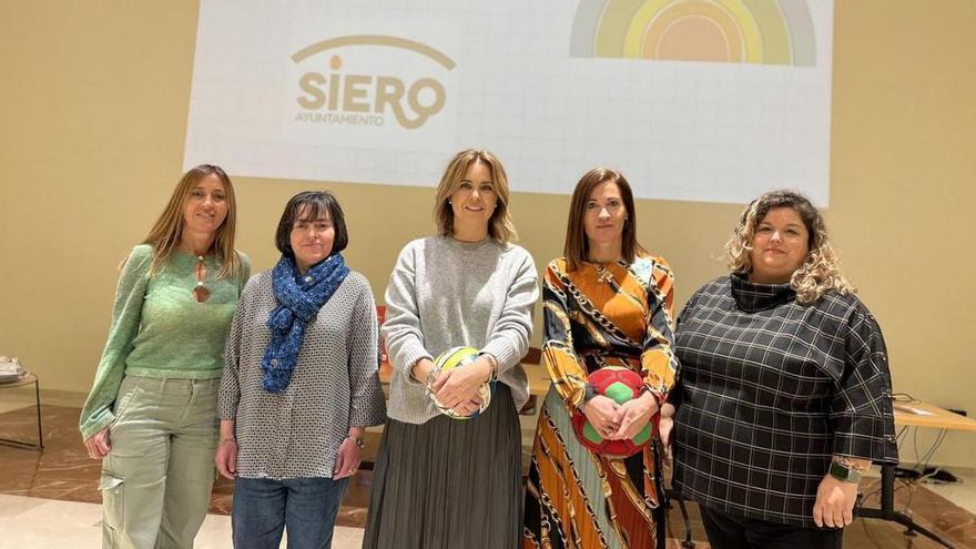 Por la izquierda, Nancy Fonseca, Ramona Antuña, Eva Iglesias, María José Fernández y Verónica Argüelles.