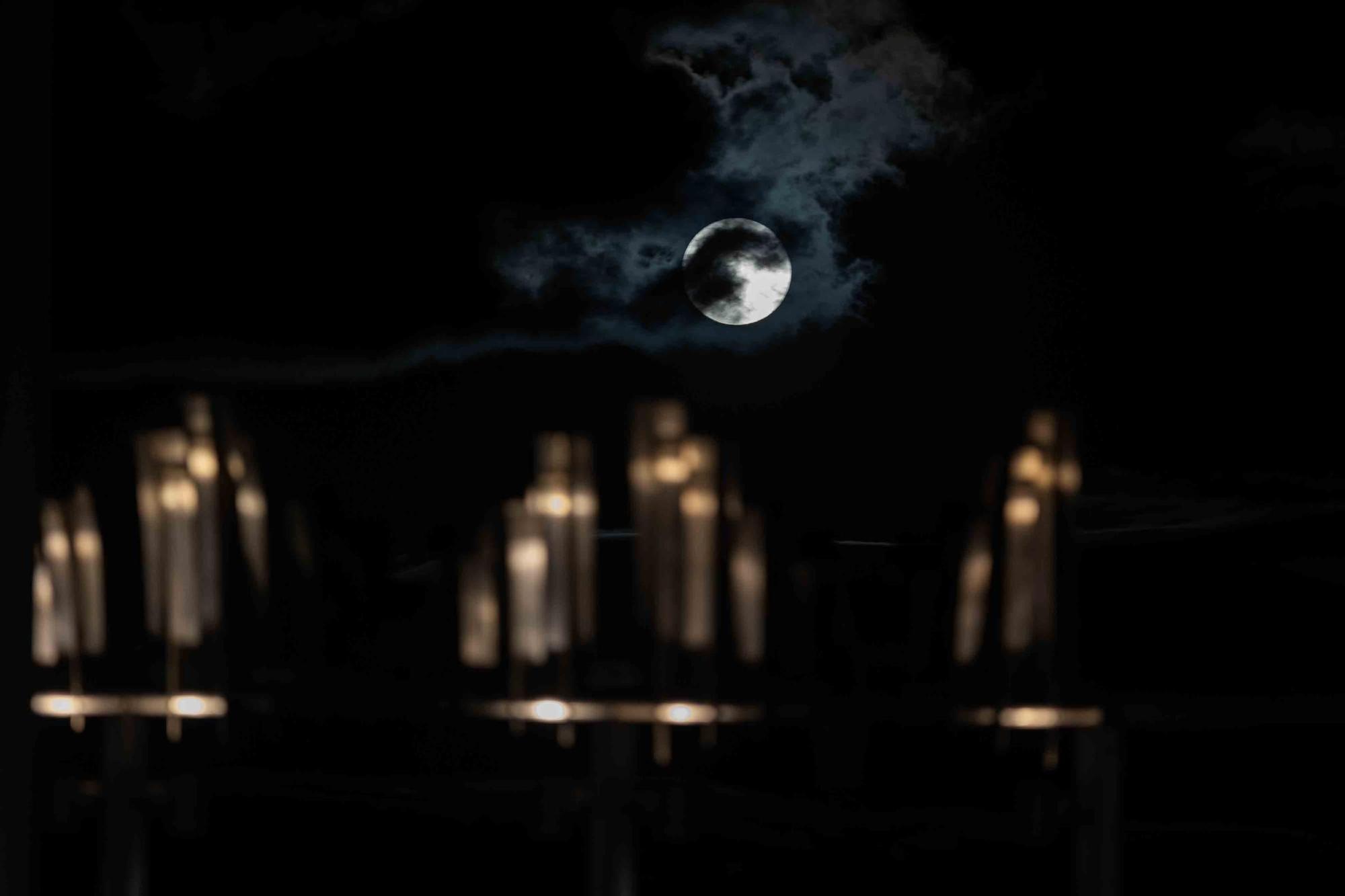 La Superluna del Cazador ilumina Alicante
