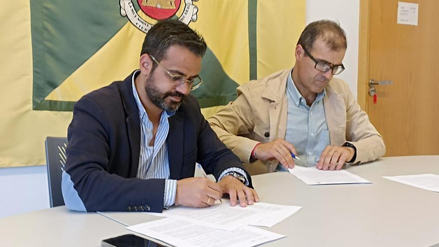 El alcalde y el responsable de Aqualia firman el acuerdo para saldar la deuda de la empresa.