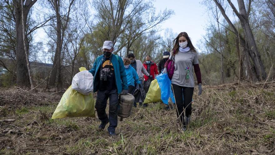 Colillas, toallitas, bolsas, envoltorios… la ‘basuraleza’ invade los espacios naturales