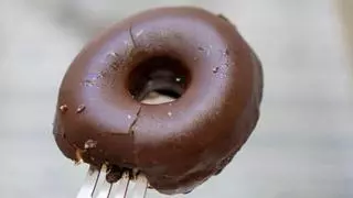 ¿Donuts de chocolate en cinco minutos? Es posible