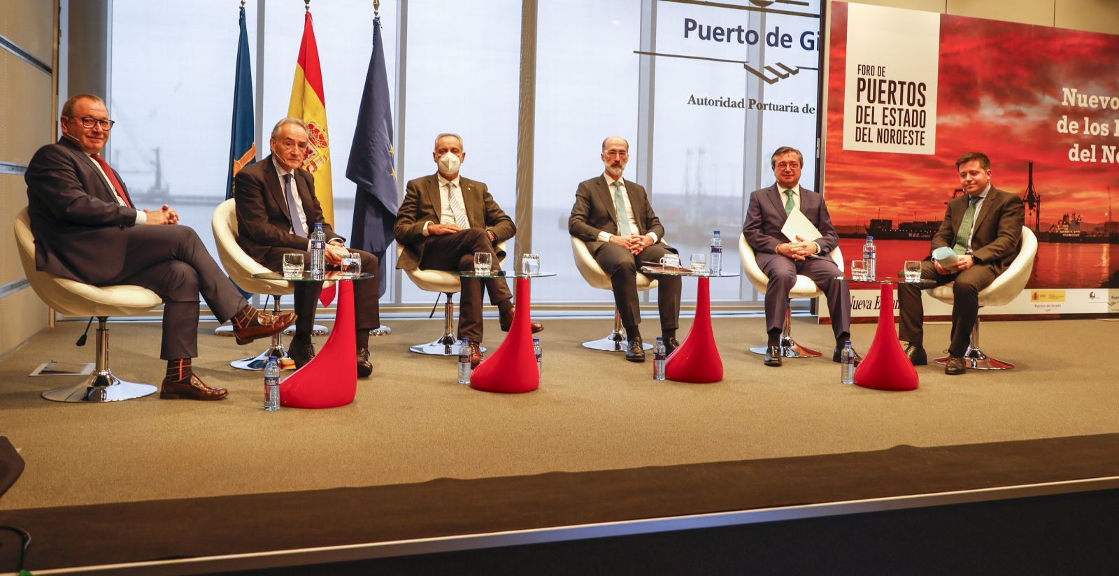 Por la izquierda, Santiago Rodríguez, José Benito Suárez, José Manuel Cores, Jesús Vázquez Almuíña, Laureano Lourido y Eloy Méndez, ayer, en el salón de actos de El Musel, durante la mesa redonda que se celebró en el marco del Foro Puertos del Estado del Noroeste. En la imagen falta Martín Fernández, del puerto de A Coruña, que intervino en el acto de forma telemática.  