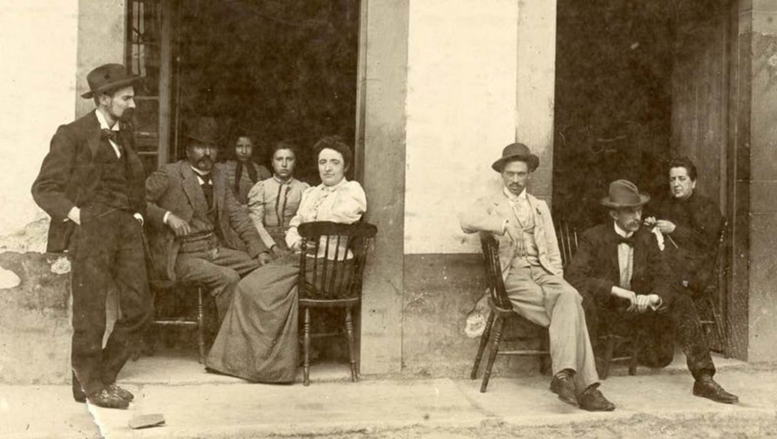 José Gómez, sentáu a la izquierda, con familiares y amigos nel comerciu familiar en Cangas. | Colección de semeyes del Muséu del Pueblu d’Asturies.