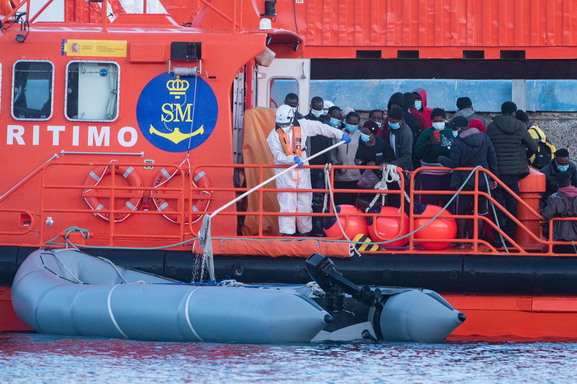 Salvamento Marítimo rescata una patera con 45 inmigrantes subsaharianos en aguas cercanas a Fuerteventura