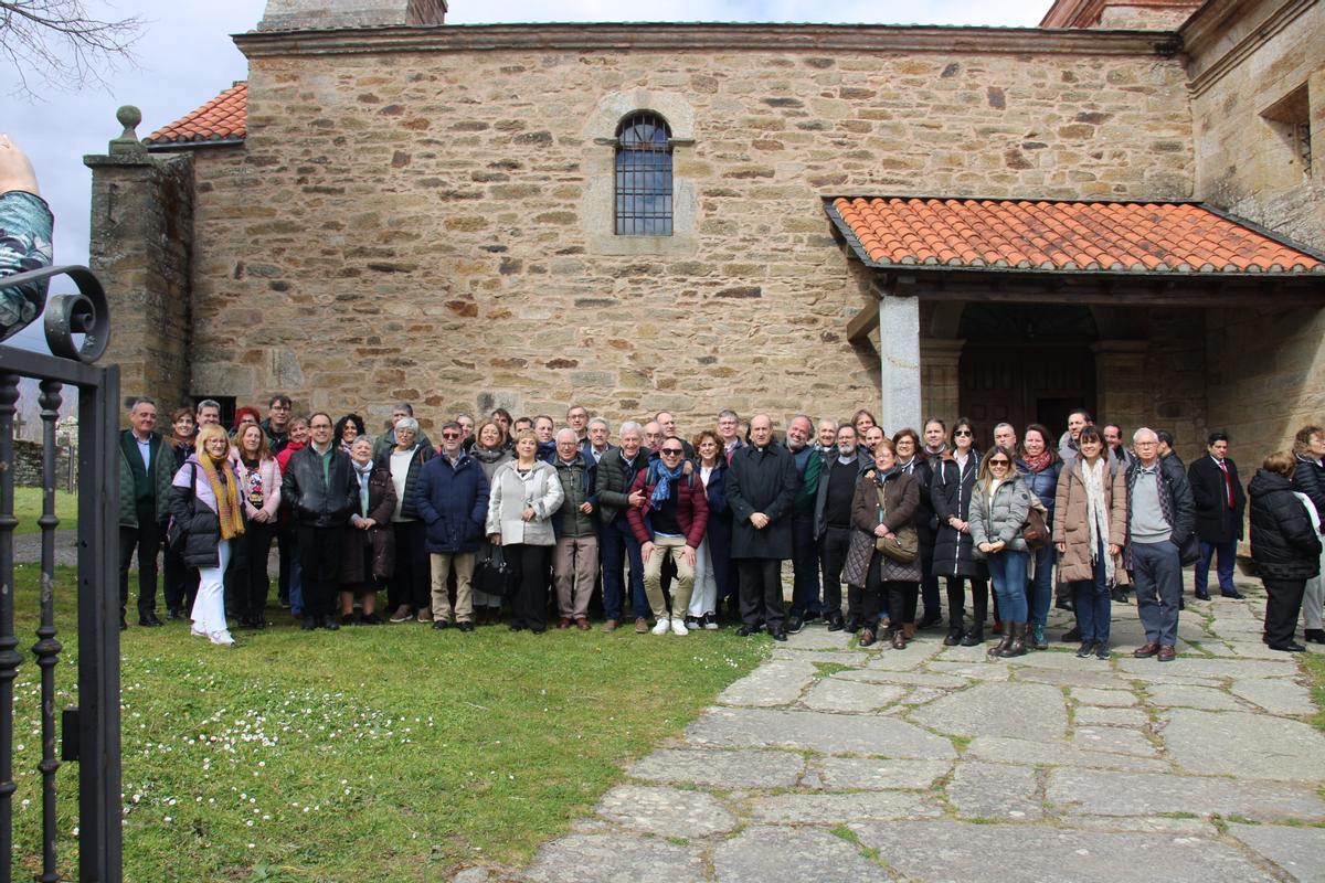 Participantes en los actos celebrados en Villardeciervos posan en una foto de familia