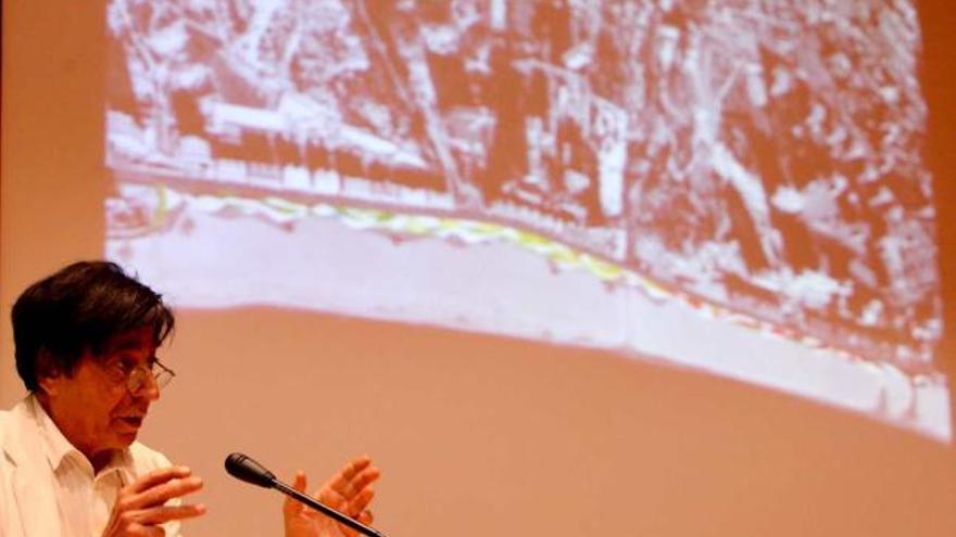 El arquitecto Carlos Ferrater, ante una vista aérea del Paseo de Poniente, durante la conferencia.