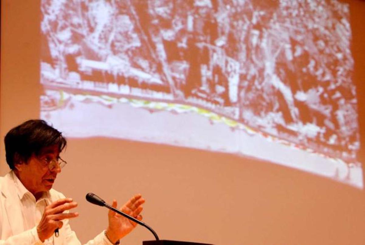 El arquitecto Carlos Ferrater, ante una vista aérea del Paseo de Poniente, durante la conferencia.