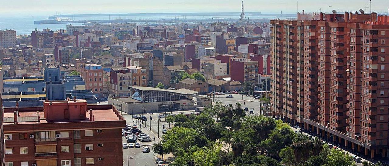 La avenida Blasco Ibáñez cruza Serrería y se adentra en el Cabanyal unos metros.